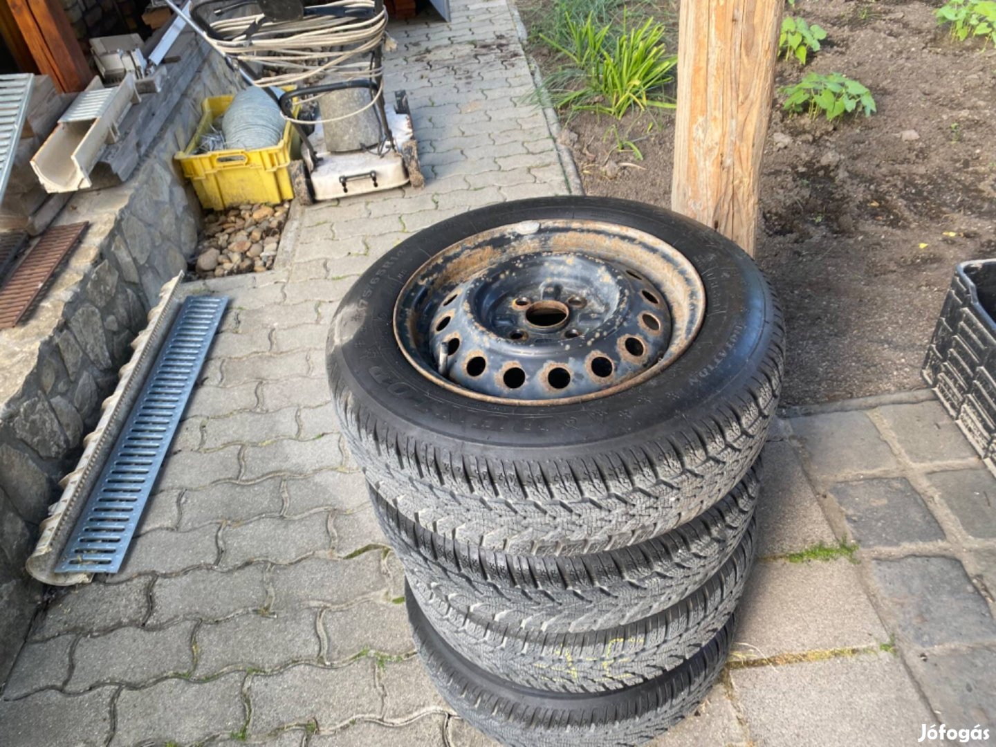 Dunlop téli gumi felnivel eladó