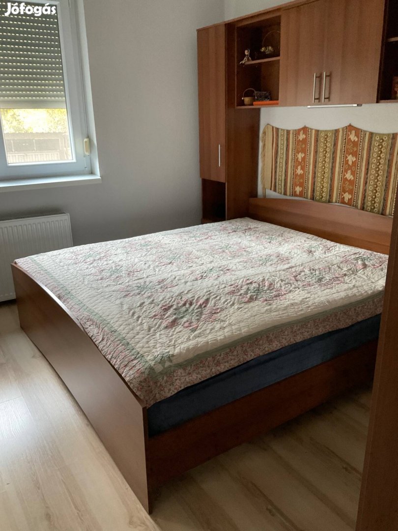 Dupla ágy matraccal vagy matrac nélkül. Teljesen szét