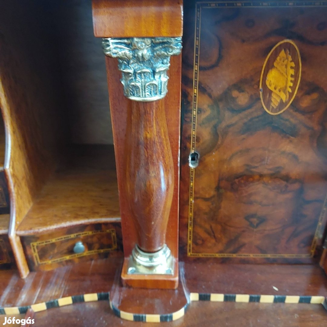 Dúsan diszített szekreter.