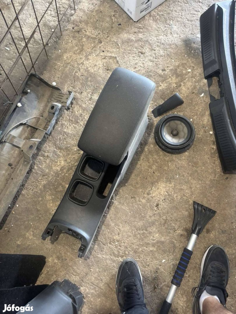 Duzuki Sx4 Scross könyöklő