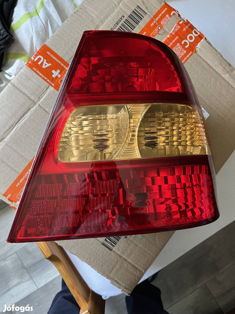 E12 corolla szedan jobb hatso lampa