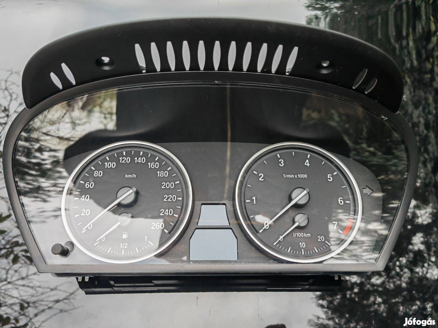 E60 benzines gyári km óra