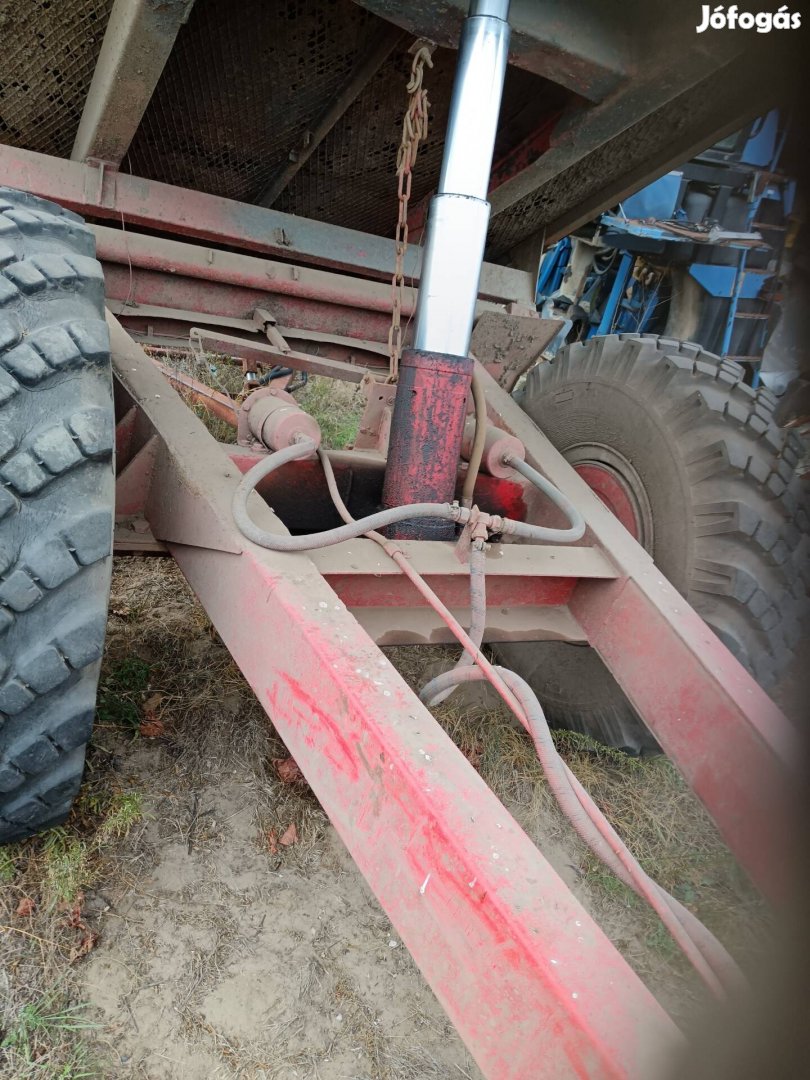 EB 7 1 tengelyes billenős pótkocsi piros rendszámmal