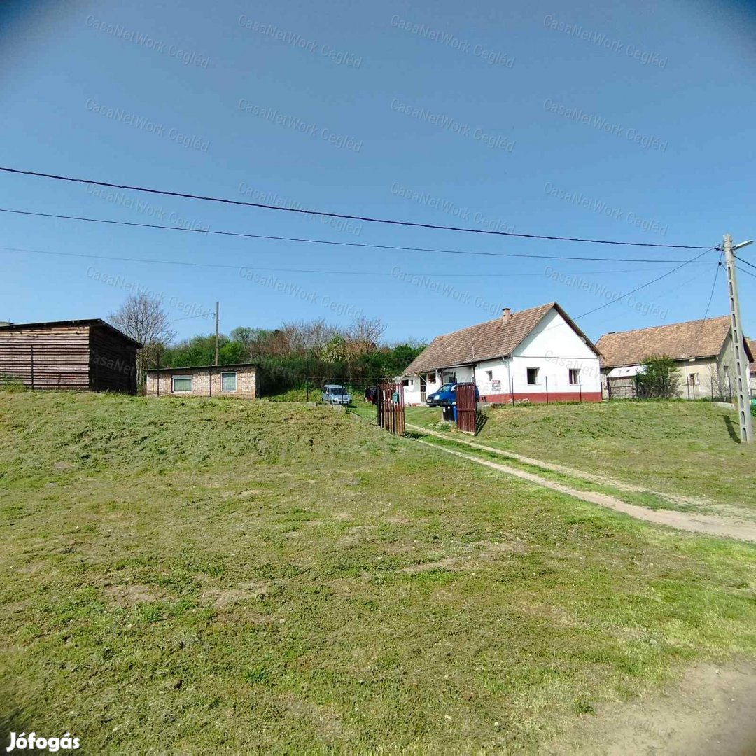 ELADÓ 100 m2 CSALÁDI HÁZ PÁNDON.