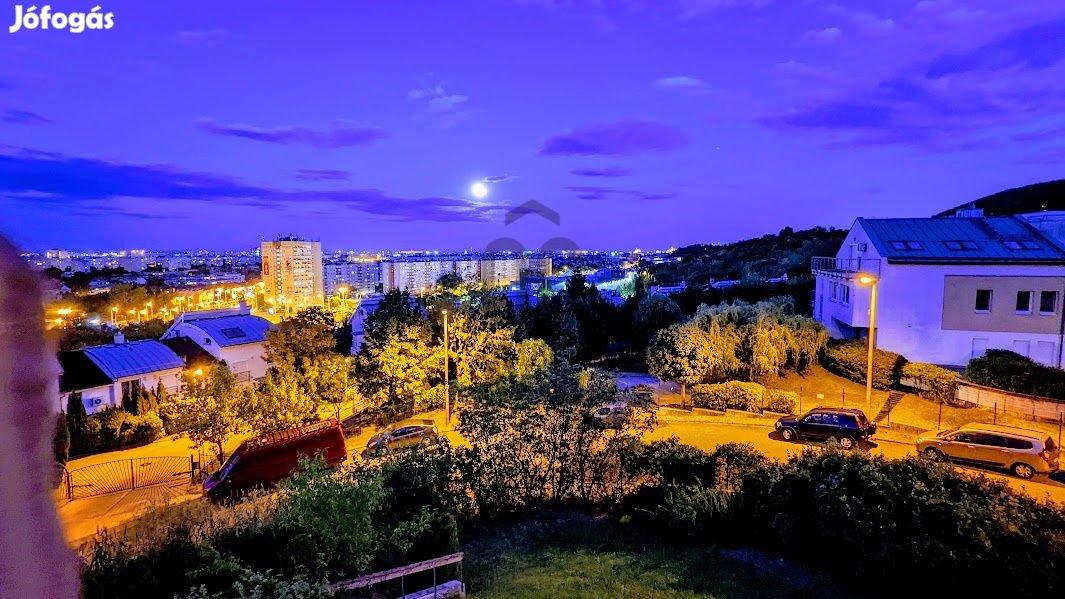 ELADÓ A TÁBORHEGY ALJÁBAN EGY DUPLA TERASZOS PANORÁMÁS LAKÁS