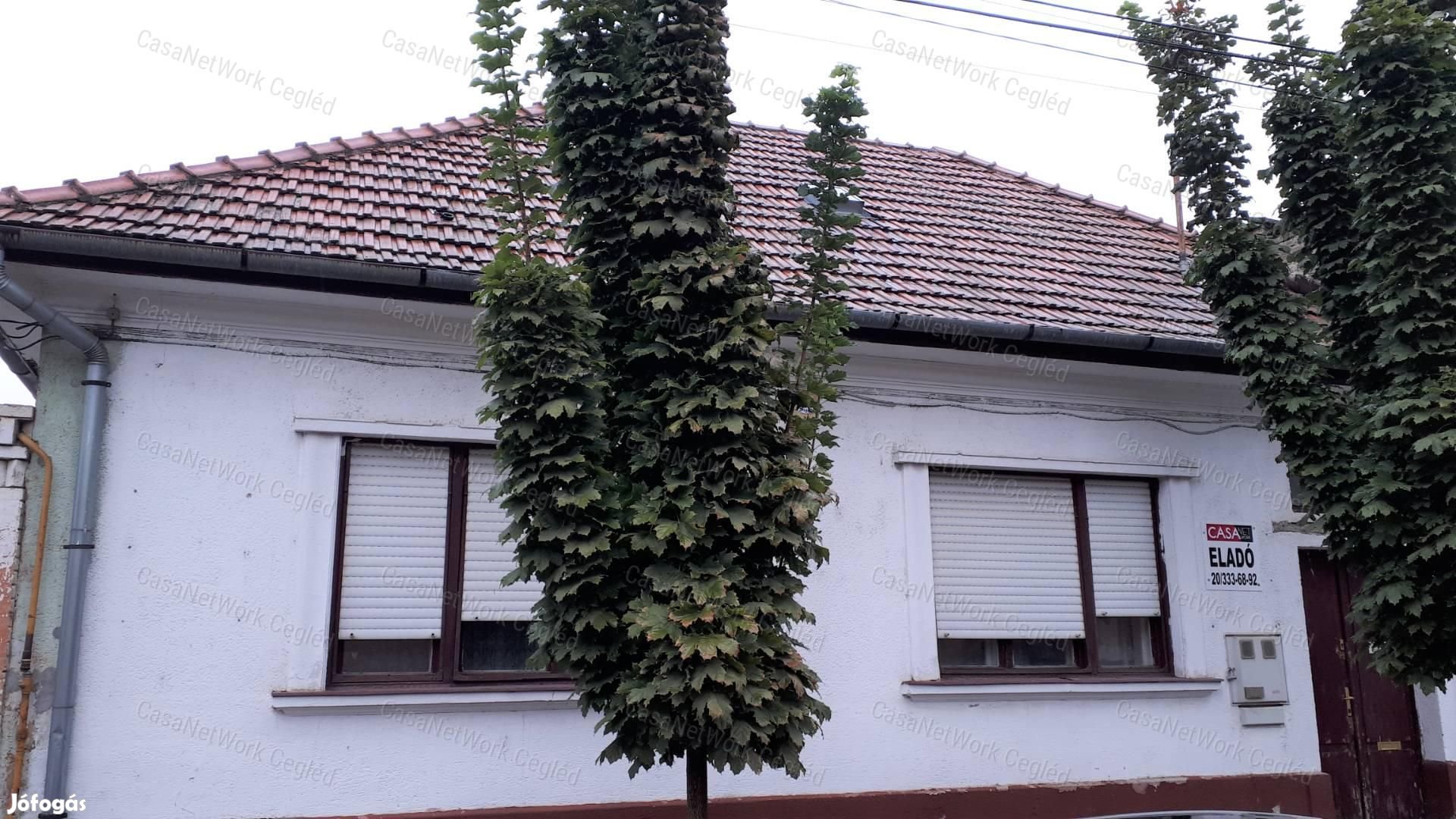 ELADÓ CEGLÉD KÖZEPÉN 233 m2-es CSALÁDI HÁZ!