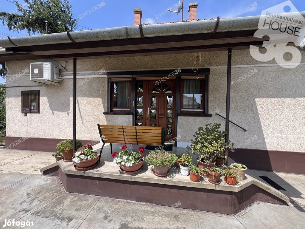 ELADÓ CSALÁDI HÁZ HETÉNYEGYHÁZA KÖZPONTI RÉSZÉN!