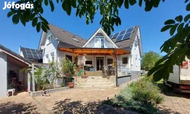 ELADÓ HÁROM SZINTES NAPELEMES CSALÁDI HÁZ VESZPRÉMBEN!