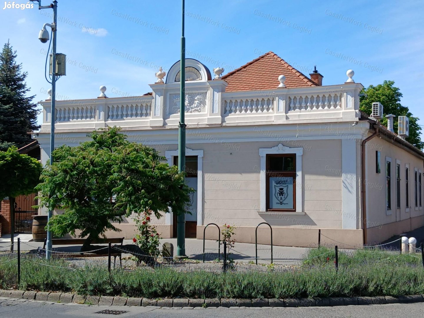 ELADÓ SZÓRAKOZÓHELY CEGLÉDEN.