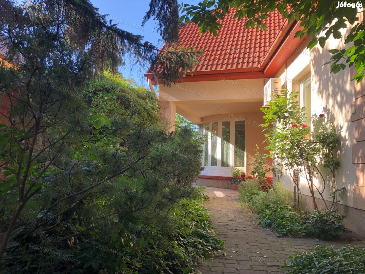 ELADÓ Szolnok Tallinn városrészben egyedi családi ház