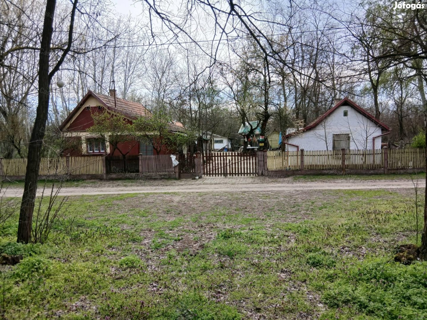 ELADÓ TÁPÓSZŐLŐSI TANYA.