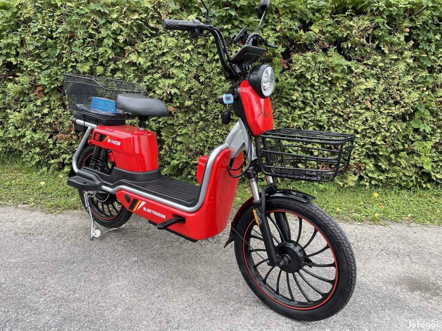 E MOB Digitális Kijelzőve