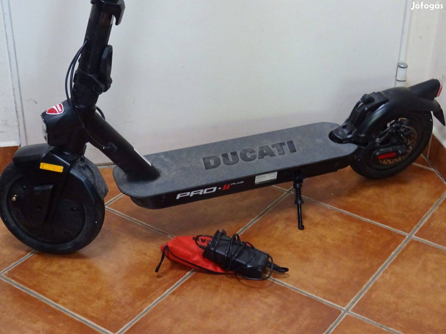 E-roller 90km-t futott Ducati Pro II Evo