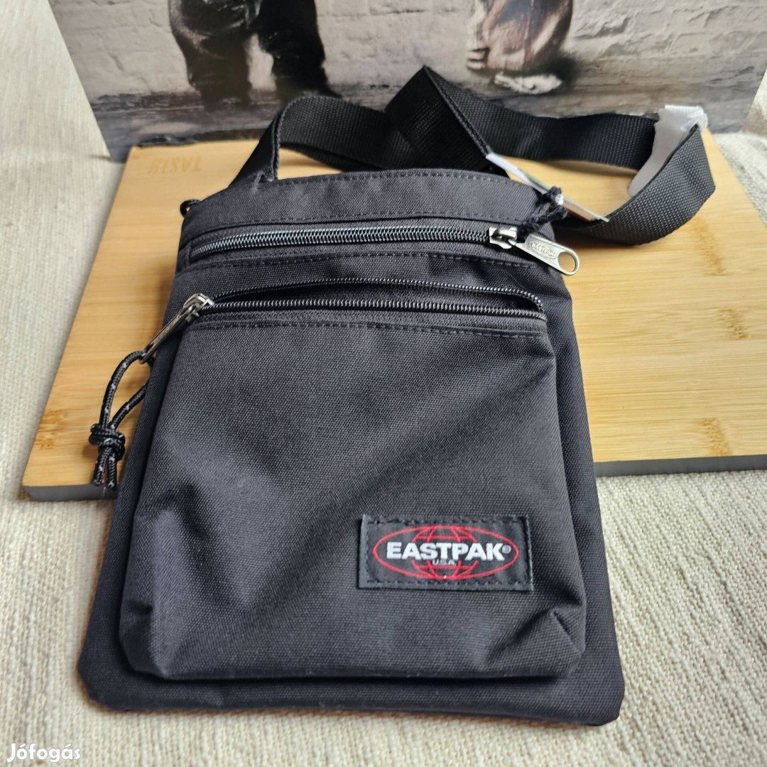 Eastpak Rusher kistáska fekete 23x18x2 cm méret