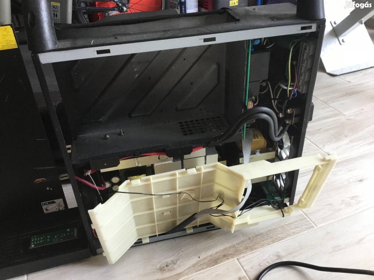 Eaton szünetmetes táp 3kw akksi nélkül