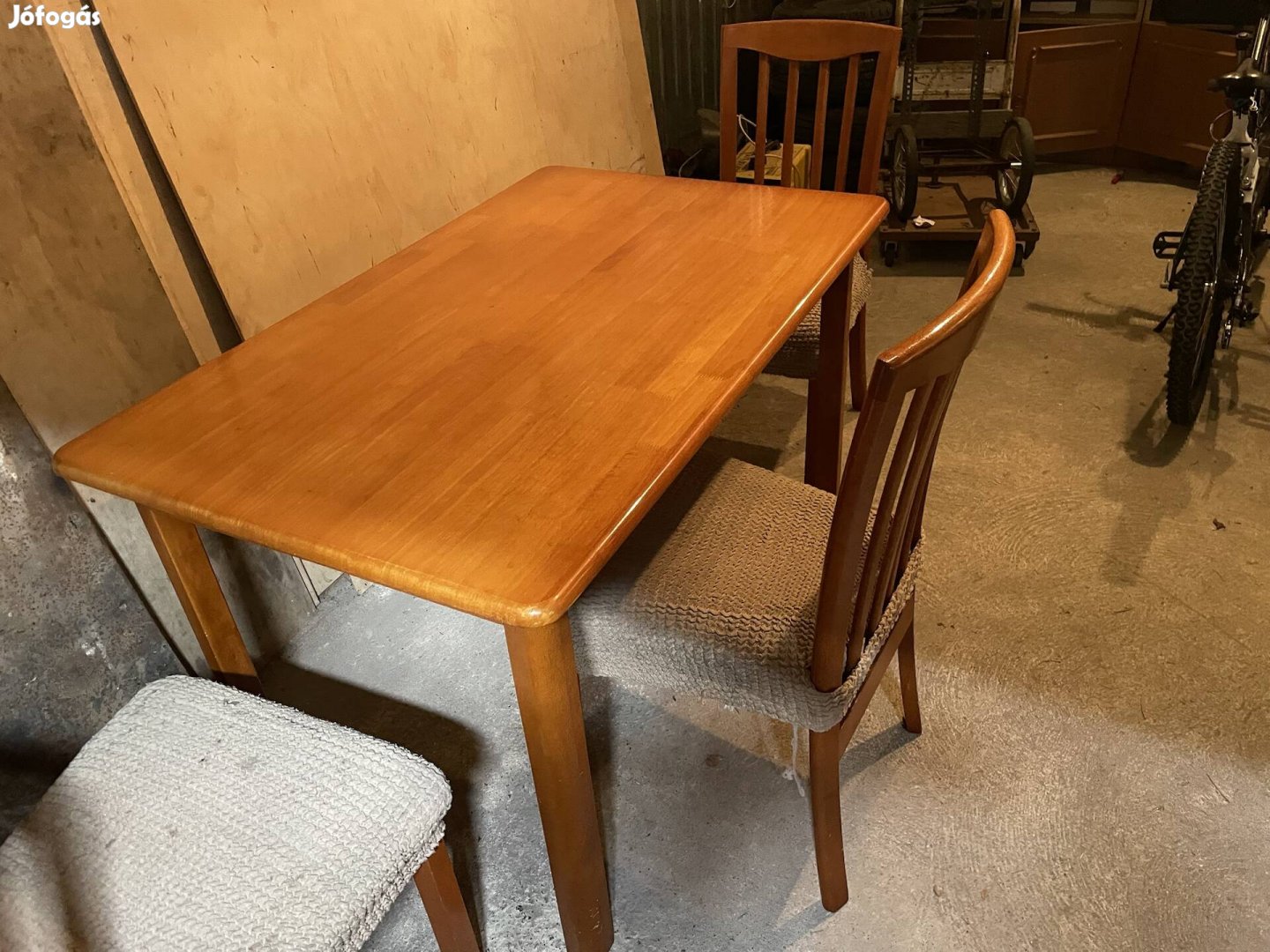 Ebédlőasztal 4 székkel