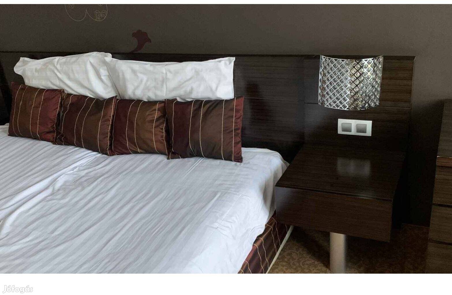 Ébenfa színű éjjeliszekrény, fiókos szekrény - használt szállodabútor