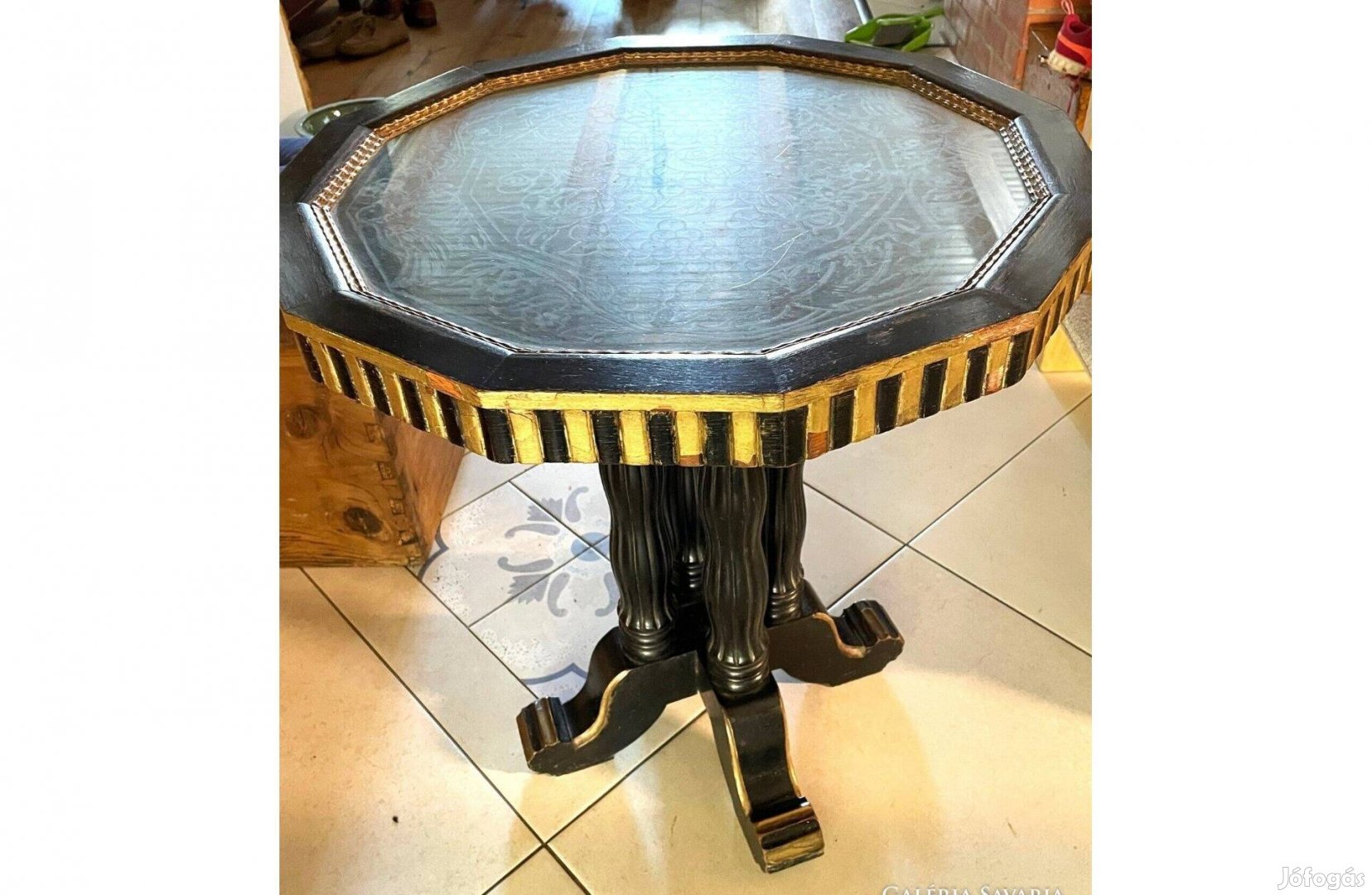 Ébenfekete és aranyszínű berakású faragott lapú, üveges antik asztal