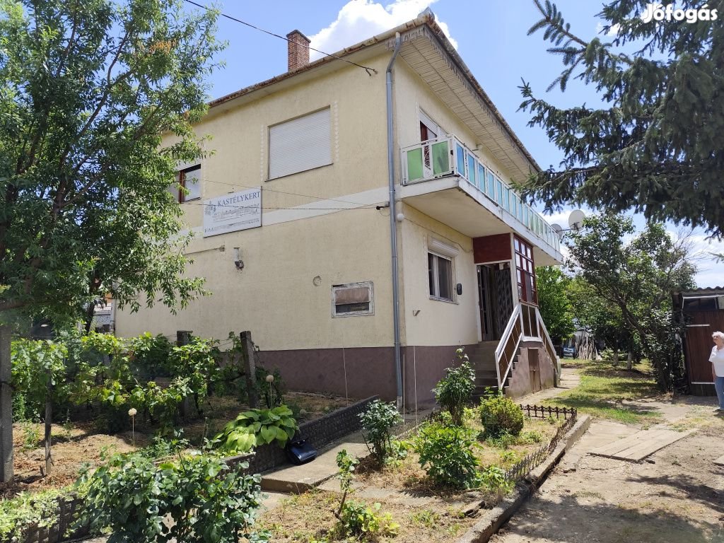 Ecséd, Táncsics Mihály utca, 130 m2-es, 2 generációs, családi ház