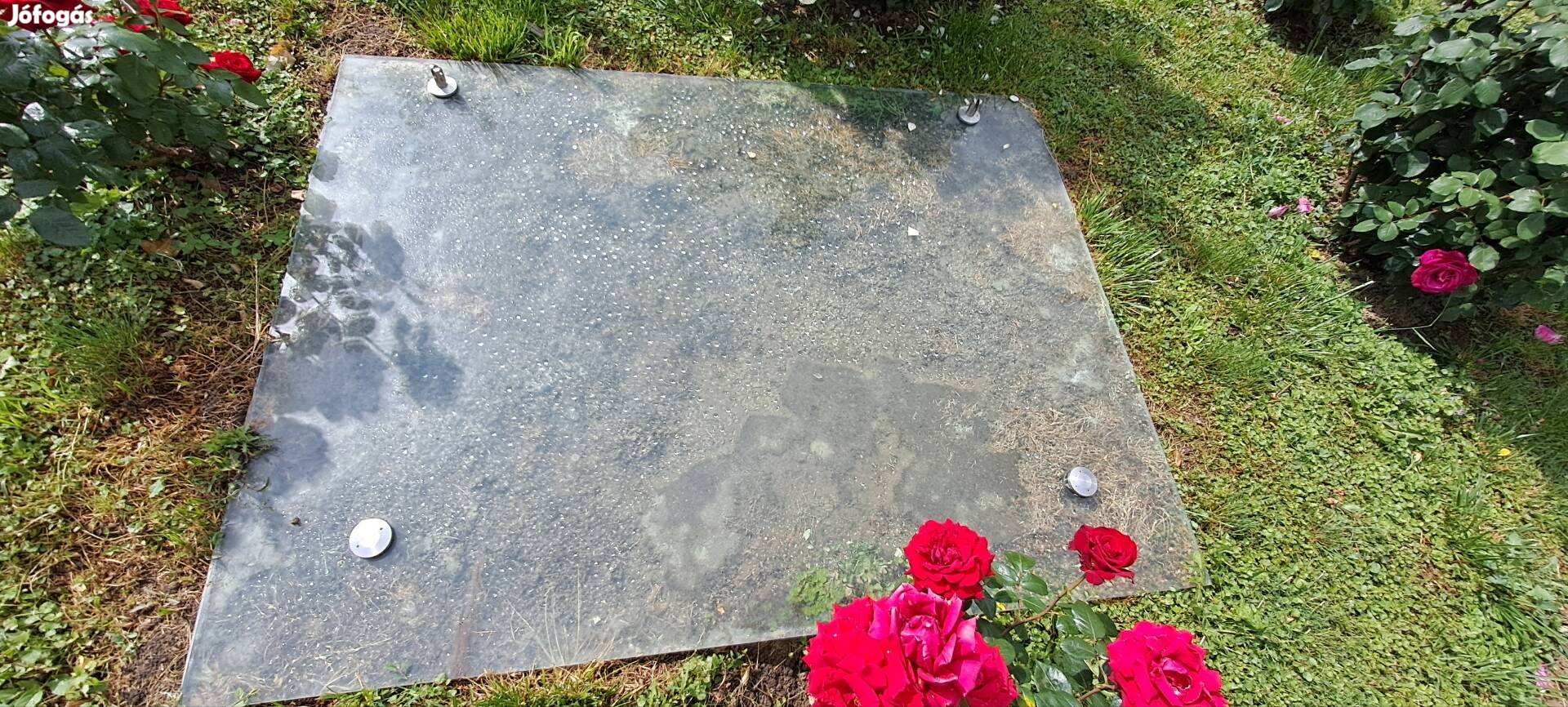 Edzett előtető üvegtáblák tartó szerkezettel