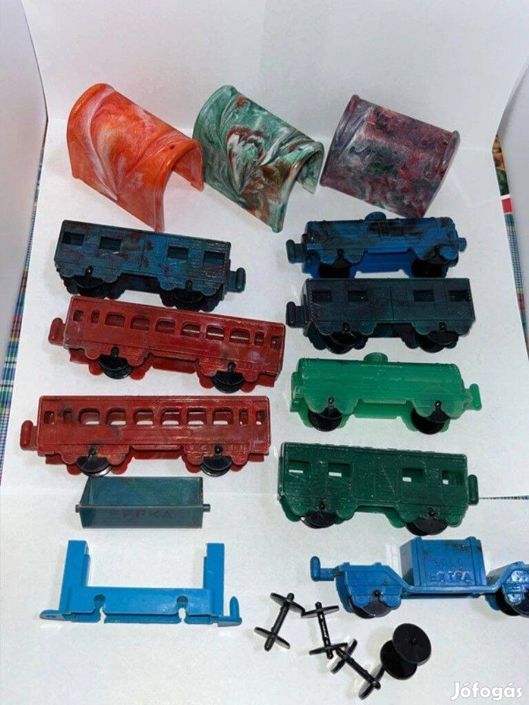 Effka vasúti vagonok, vonatok, retro régi játék