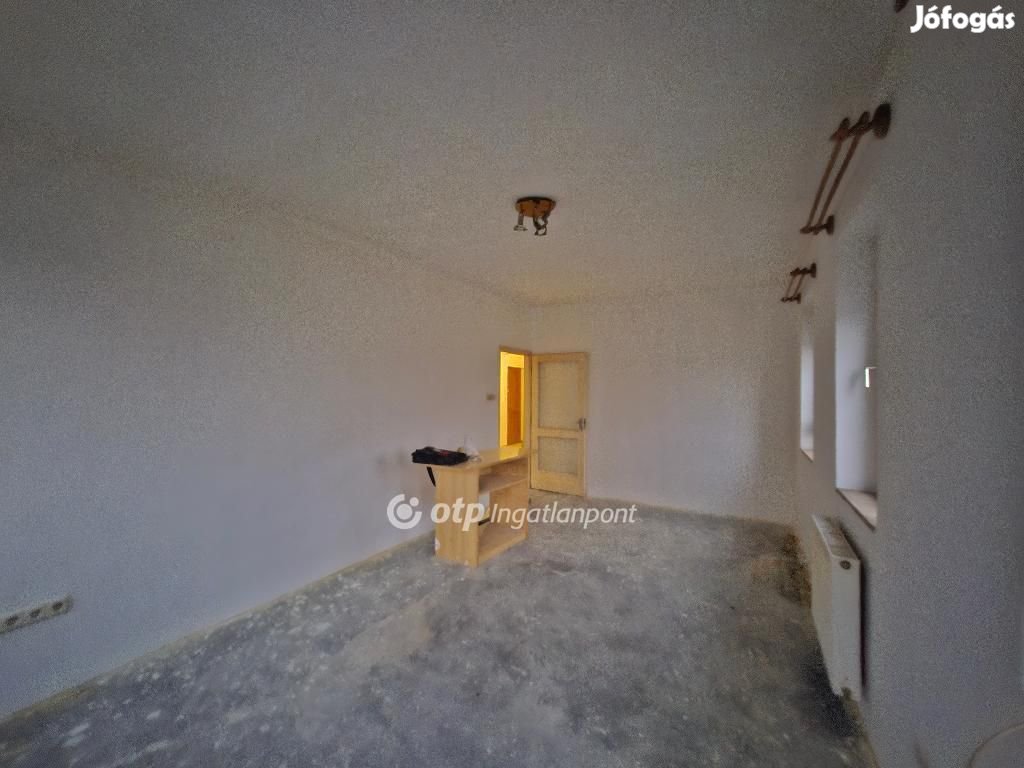 Egeri 70 nm-es lakás eladó