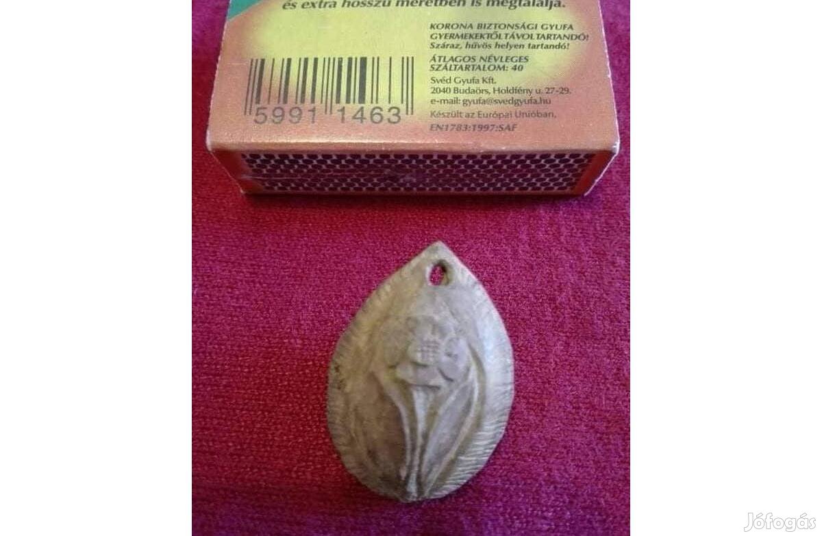Egész barackmag medál eladó!