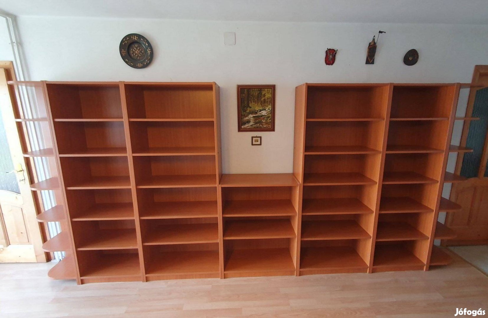 Egész falas polcrendszer könyvespolc újszerű állapotban