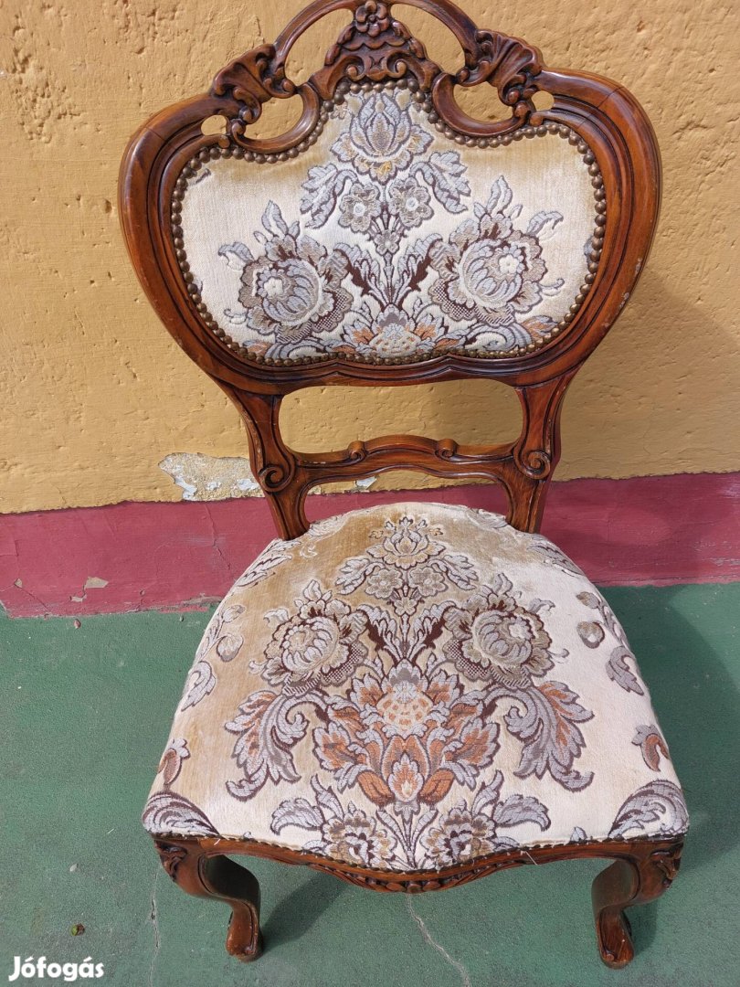 Egy darab antik szék.