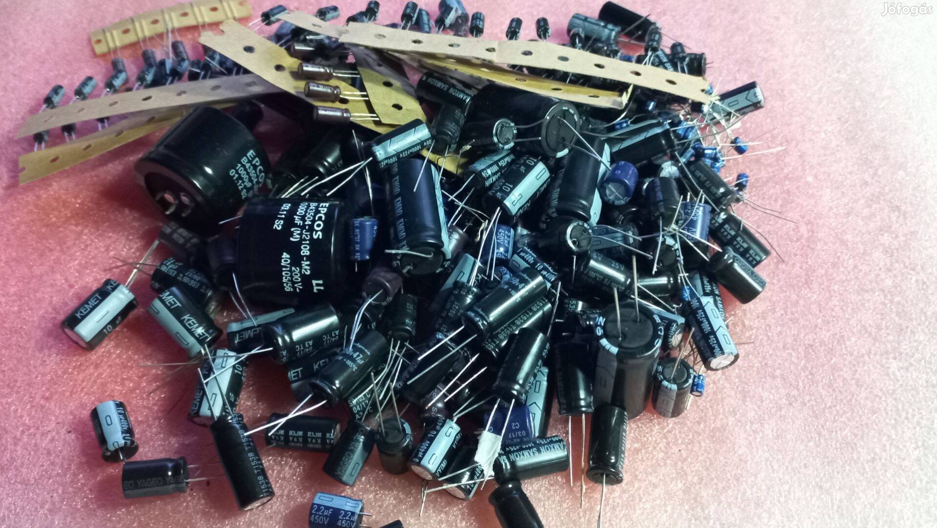 Egy doboznyi ipari minőségű elektrolit kondenzátor