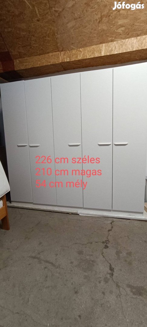 Egy éves gardrób szekrény