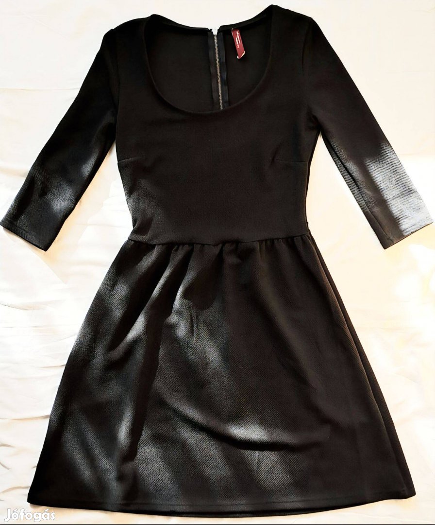 Egy hibátlan állapotú, Bershka ruha