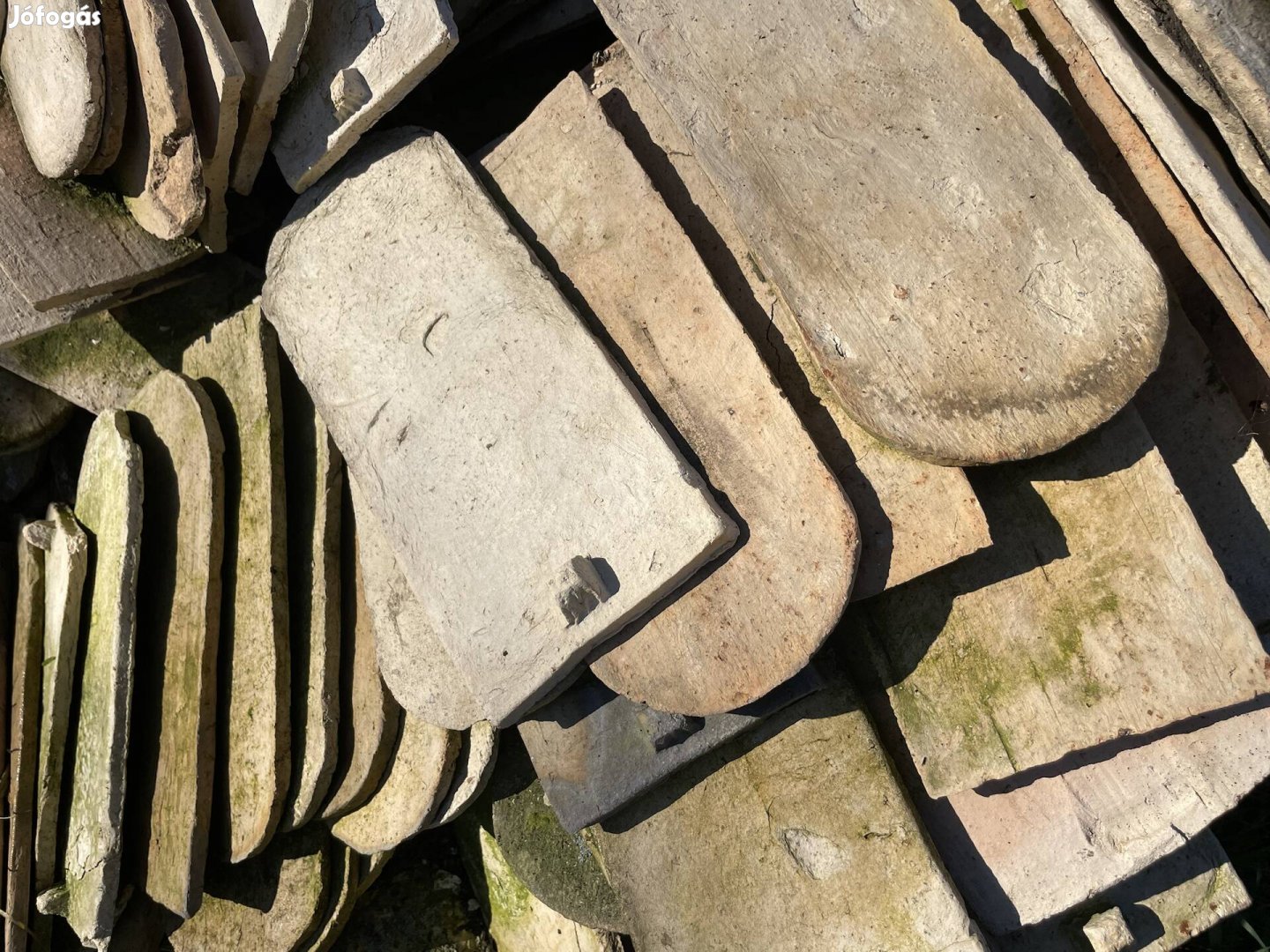 Egy kupac régi hódfarkú tetőcserép