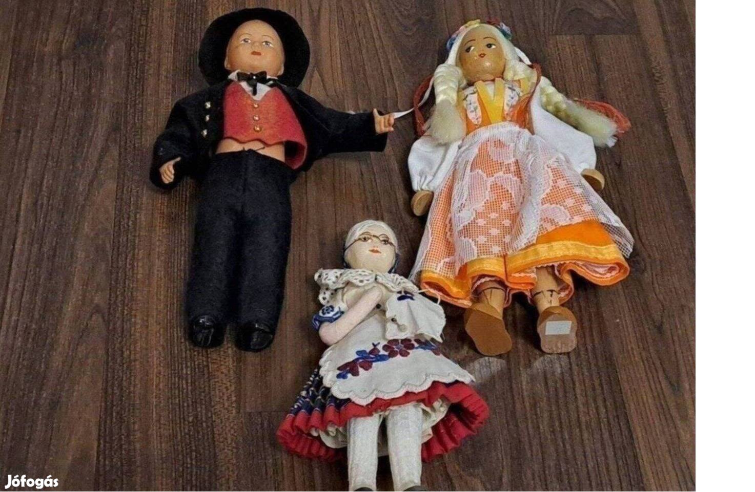 Egy műanyagfiú, egy fa babaleány és egy rongy baba