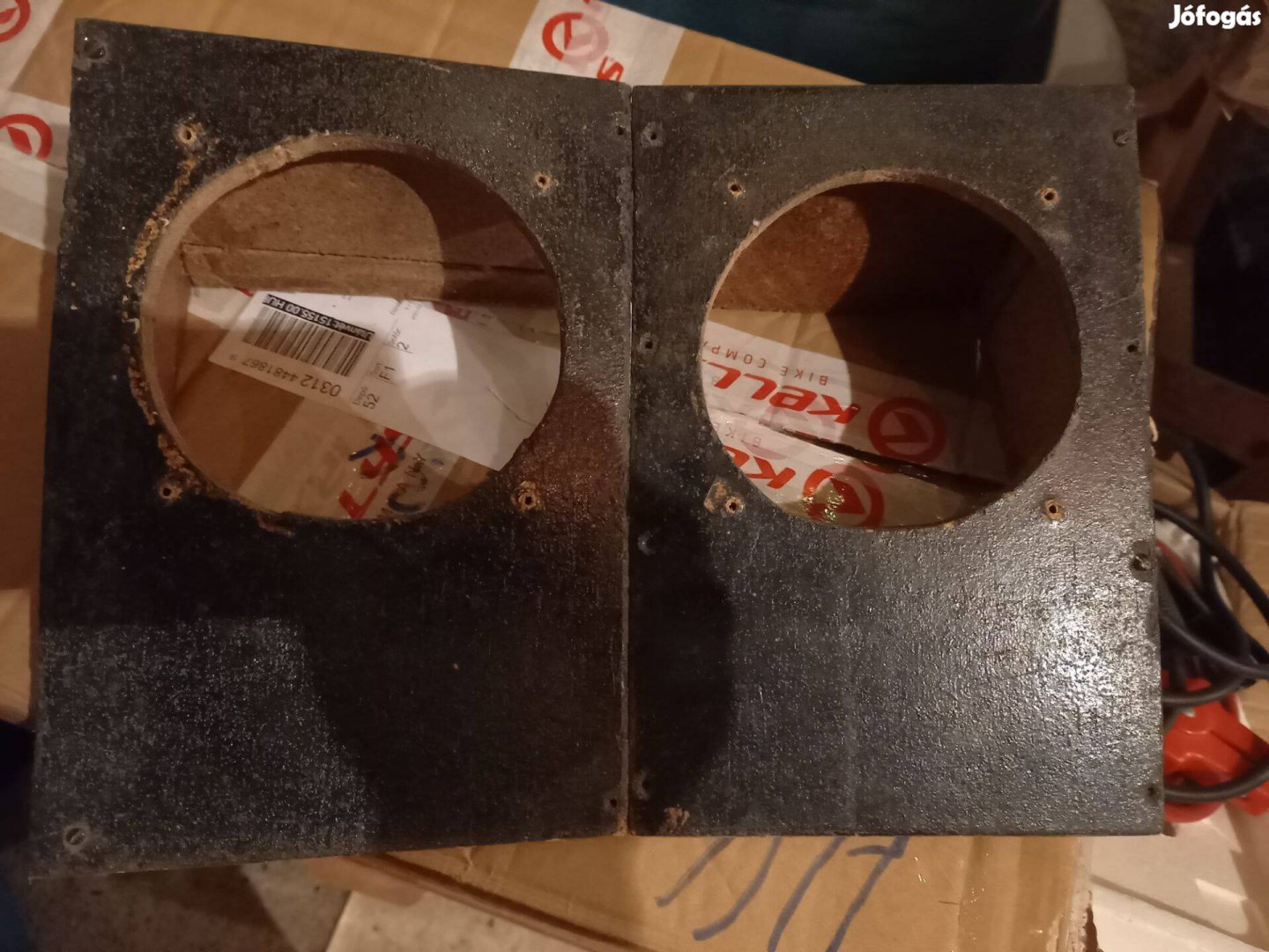 Egy pár 13 cm-es hangszórónak való doboz