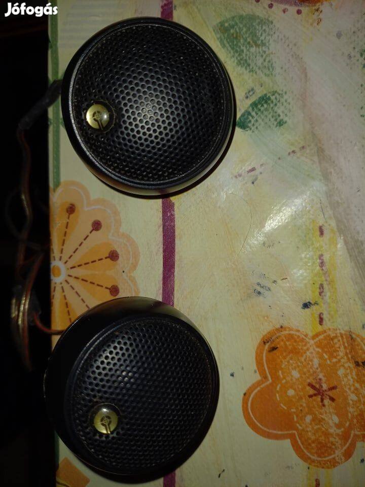 Egy pár Caliber márkájú magas hangszóró
