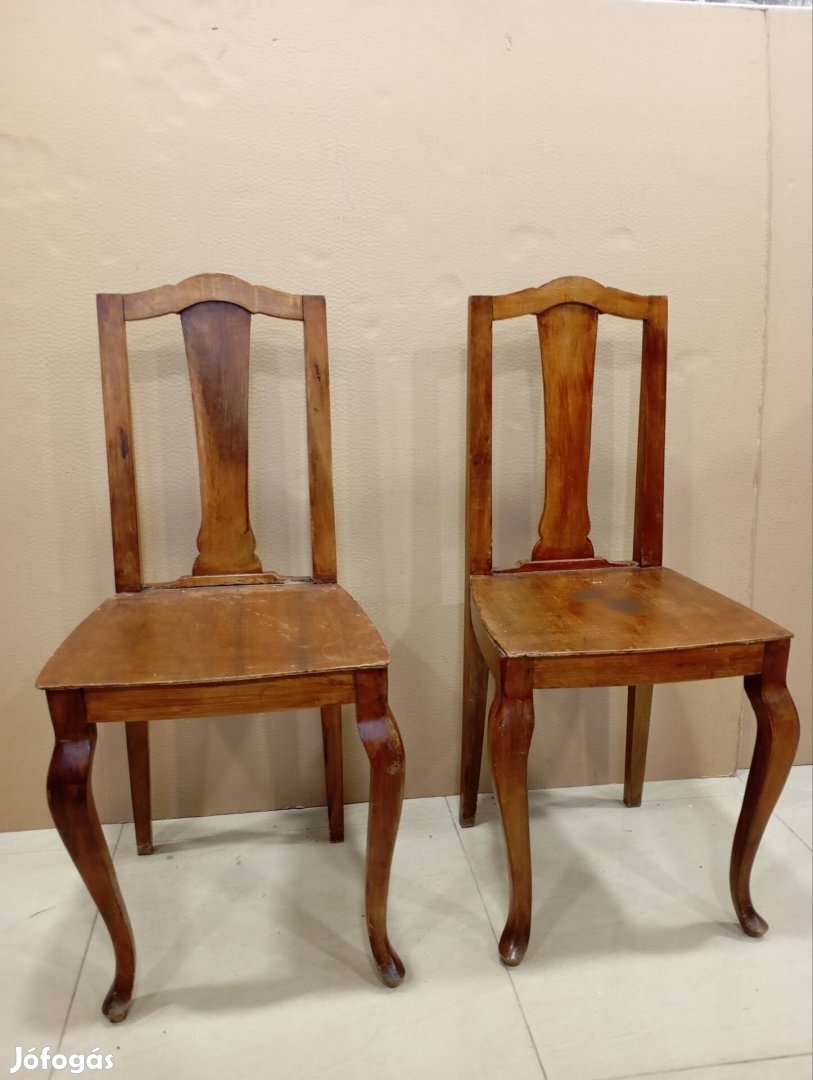 Egy pár fa szék -ívelt lábakkal eladó 