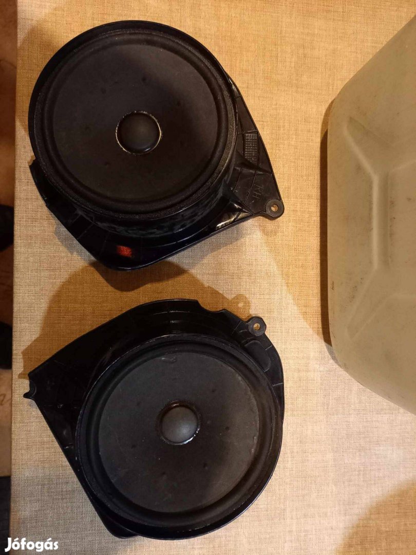 Egy pár hangváltóval szerelt közép-mély hangszóró
