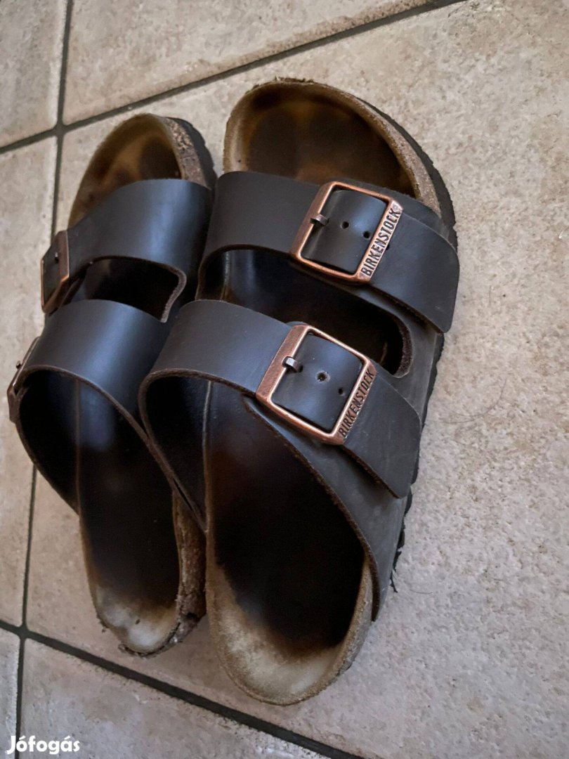 Egy pár használt Birkenstock szandál jó állapotban