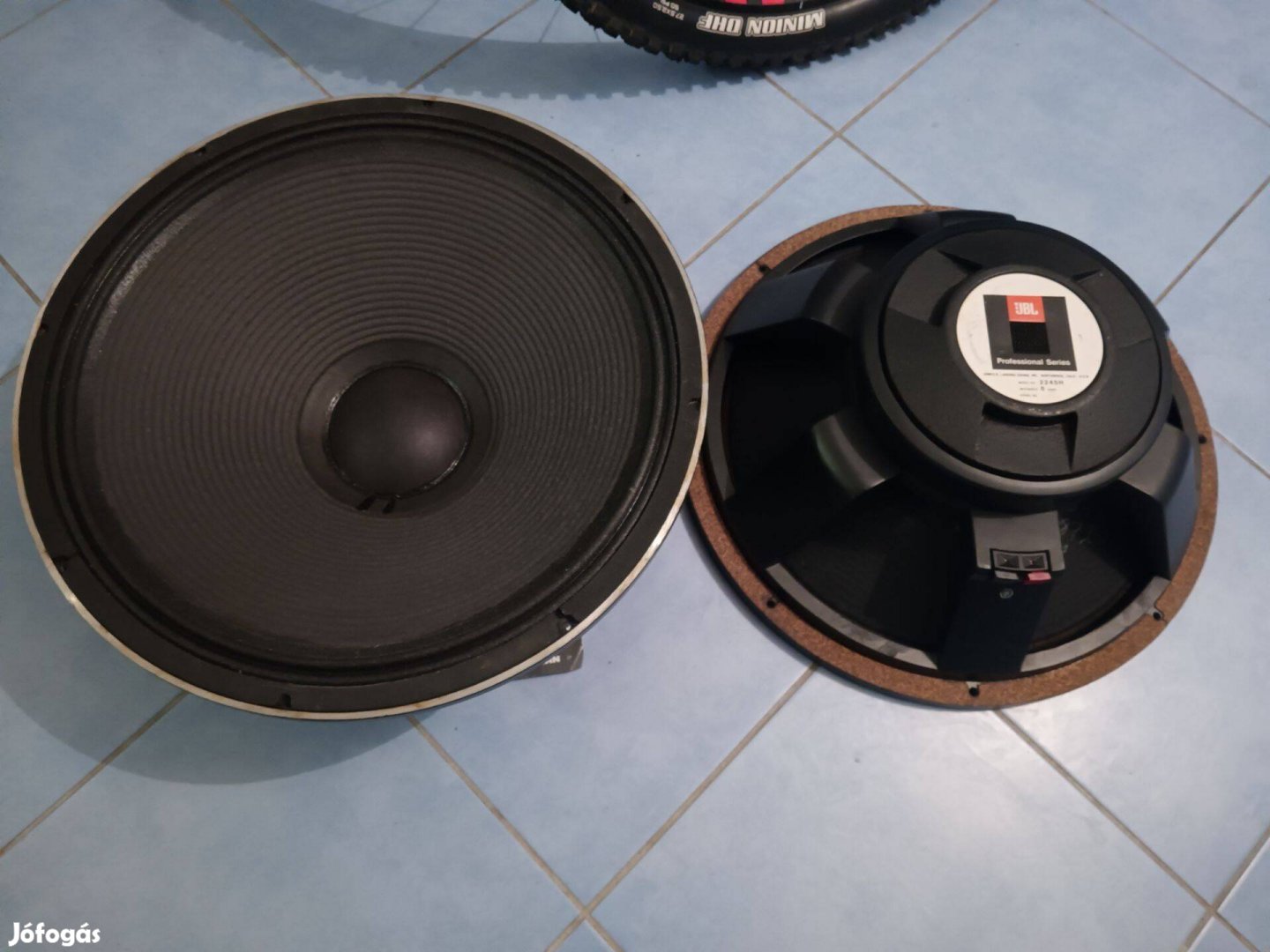 Egy pár szép állapotú JBL 2245-ös 18 colos sub