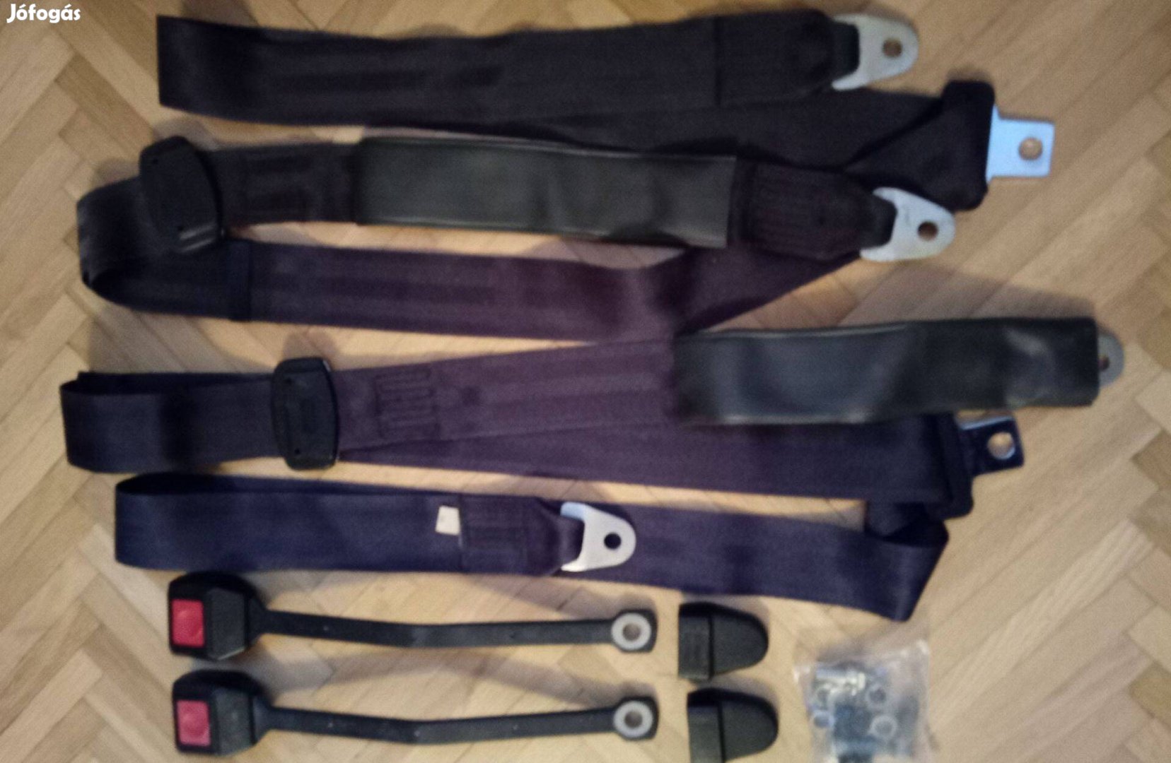 Egy pár univerzális biztonsági öv