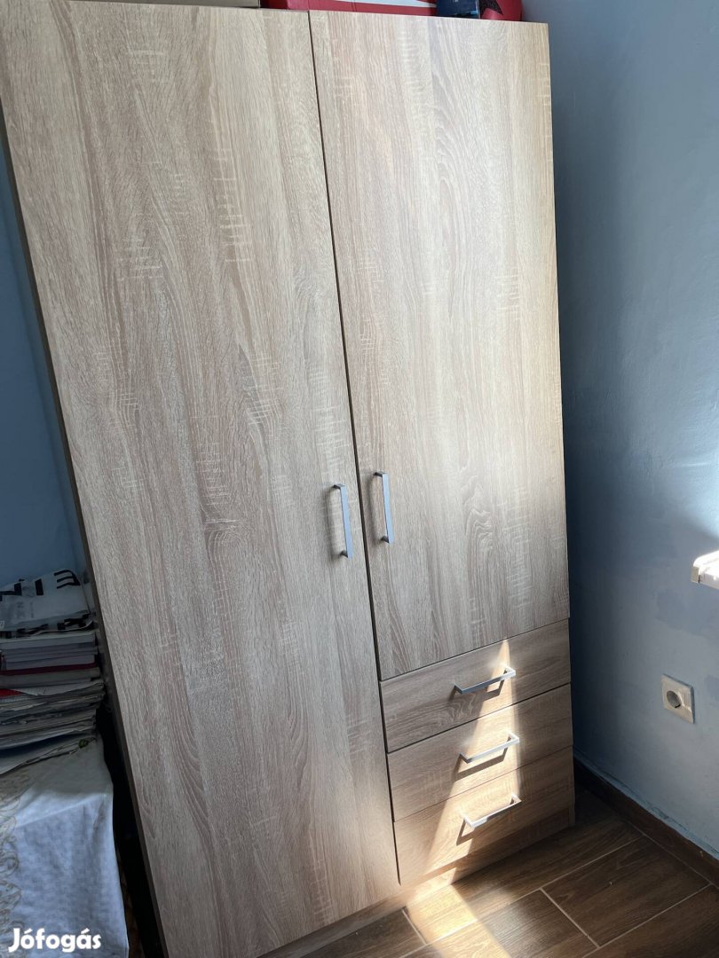 Egy részes szekrény fiókokkal
