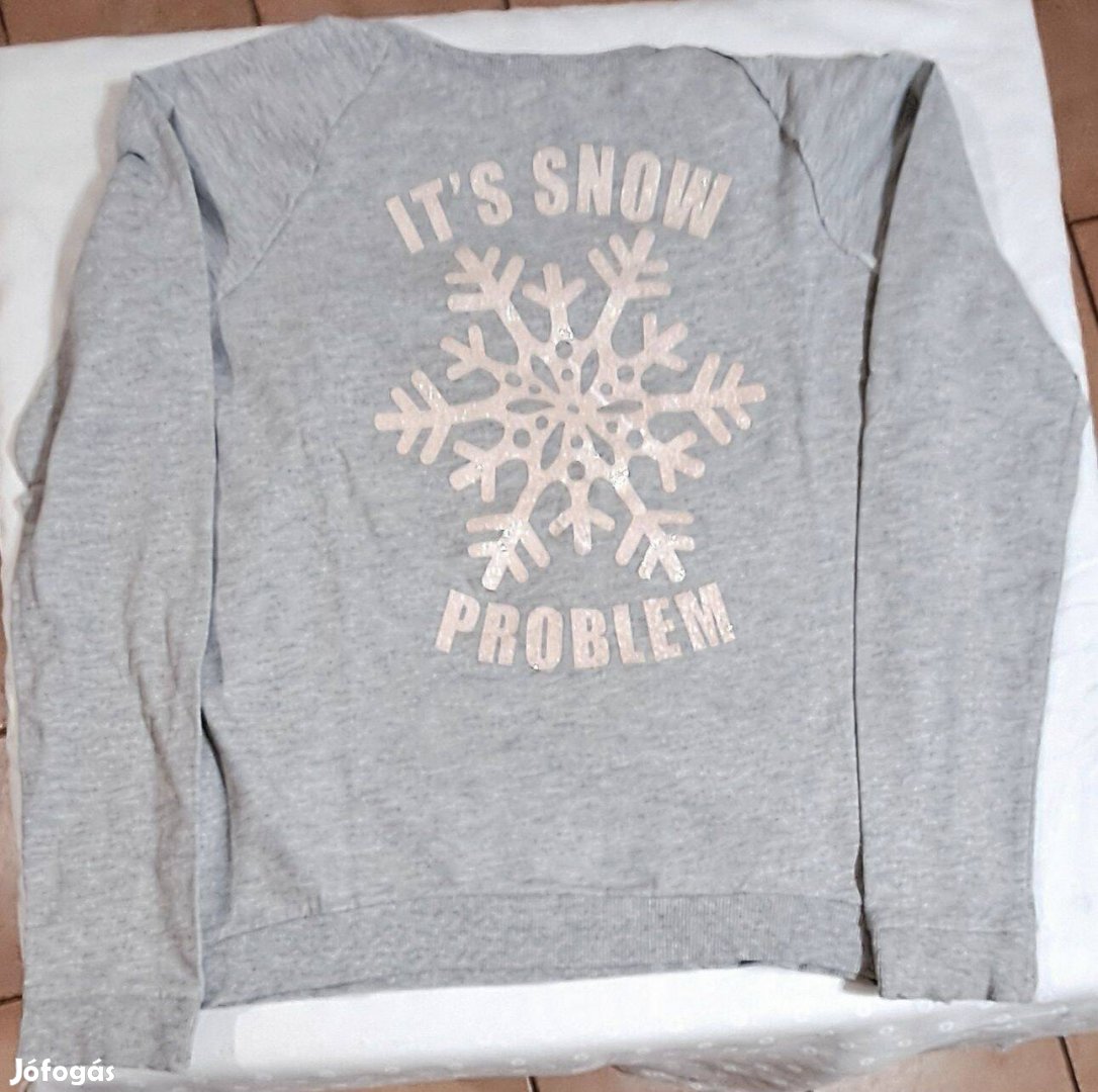 Egy szuper kényelmes, humoros felirattal ellátott pulóver