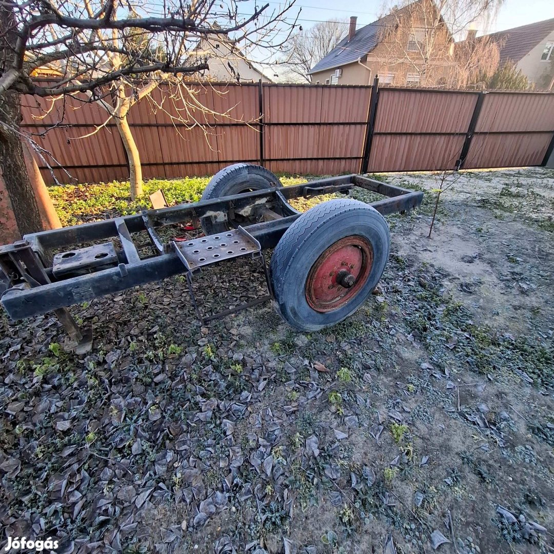 Egy tengelyes kocsik közelitő kocsik eladóak