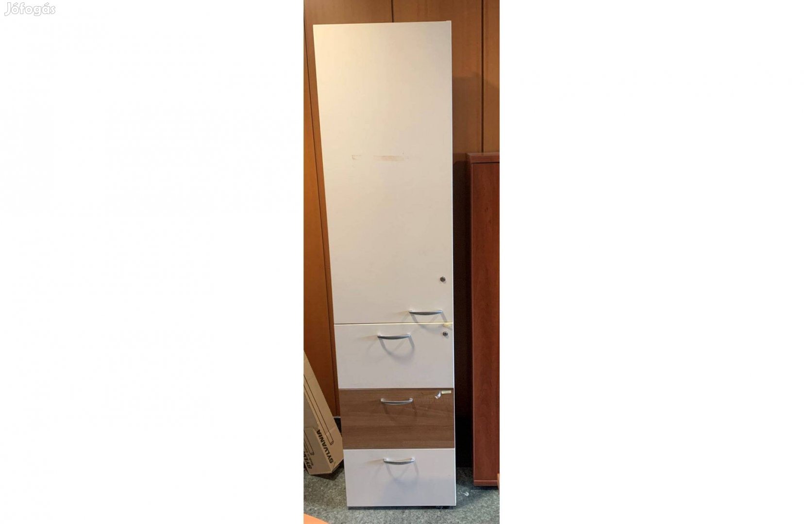 Egyajtós szekrény, függőmappatárolós, fehér színű, használt irodabútor