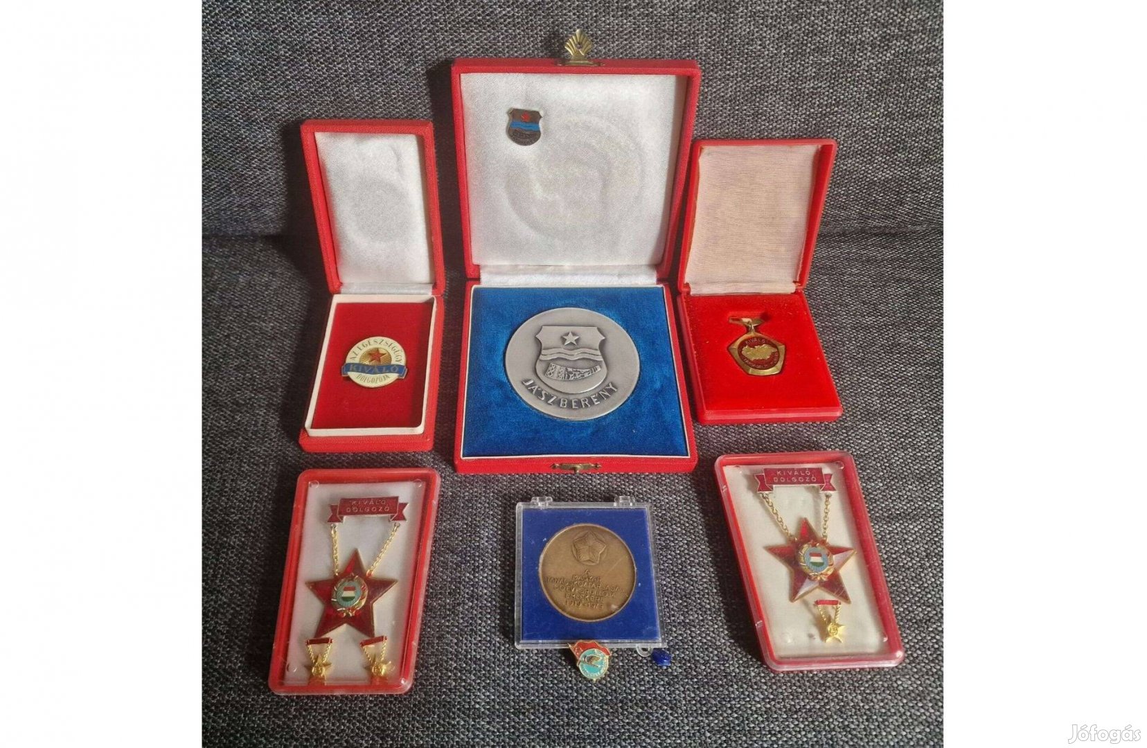 Egyben eladók: kitüntető jelvények, emlékplakettek, emlékérmek.eladó
