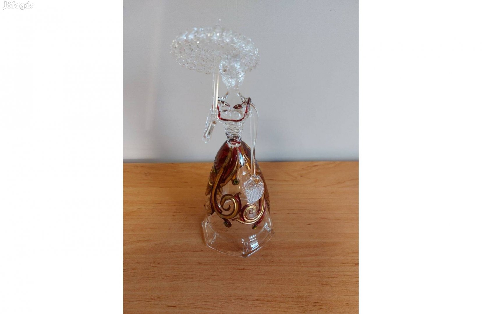 Egyedi dísz szobor. Üveghölgy ,esernyővel, táskával