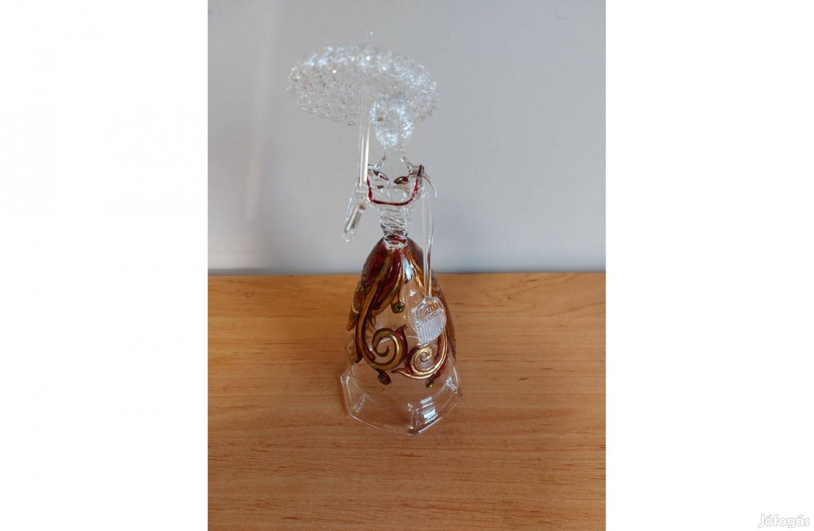 Egyedi dísz szobor. Üveghölgy ,esernyővel, táskával