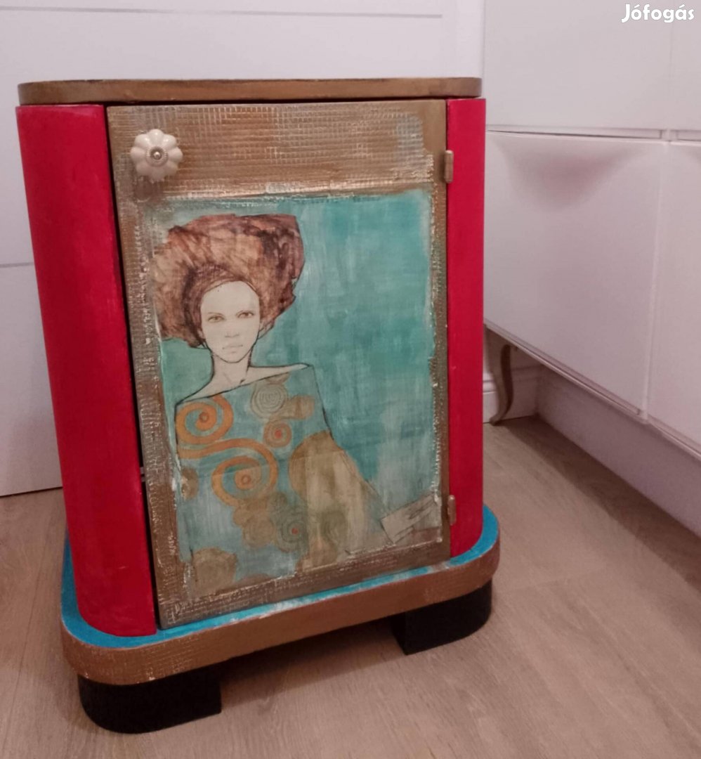 Egyedi éjjeliszekrény