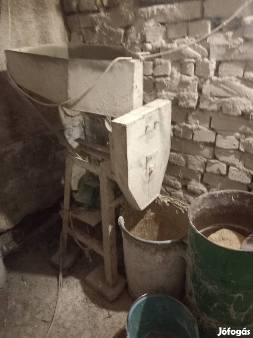 Egyedi épitésű tetményfaráló eladó!